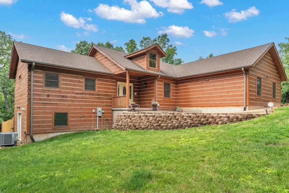Teals Treasure Secluded Lakeside Cabin for 8!