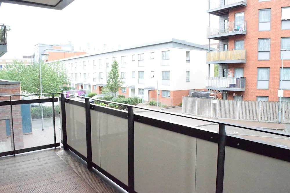 Modern 1 Bedroom Apartment With Balcony