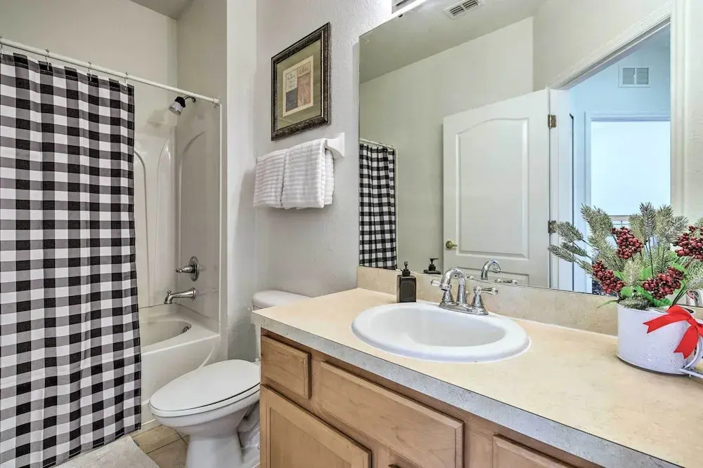 Kissimmee Townhome w/ Pool Access ~ 7 Mi to Disney