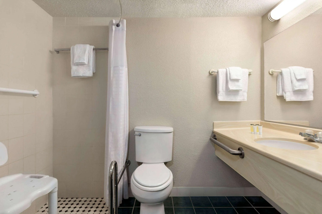 Days Inn by Wyndham Myrtle Beach-Beach Front