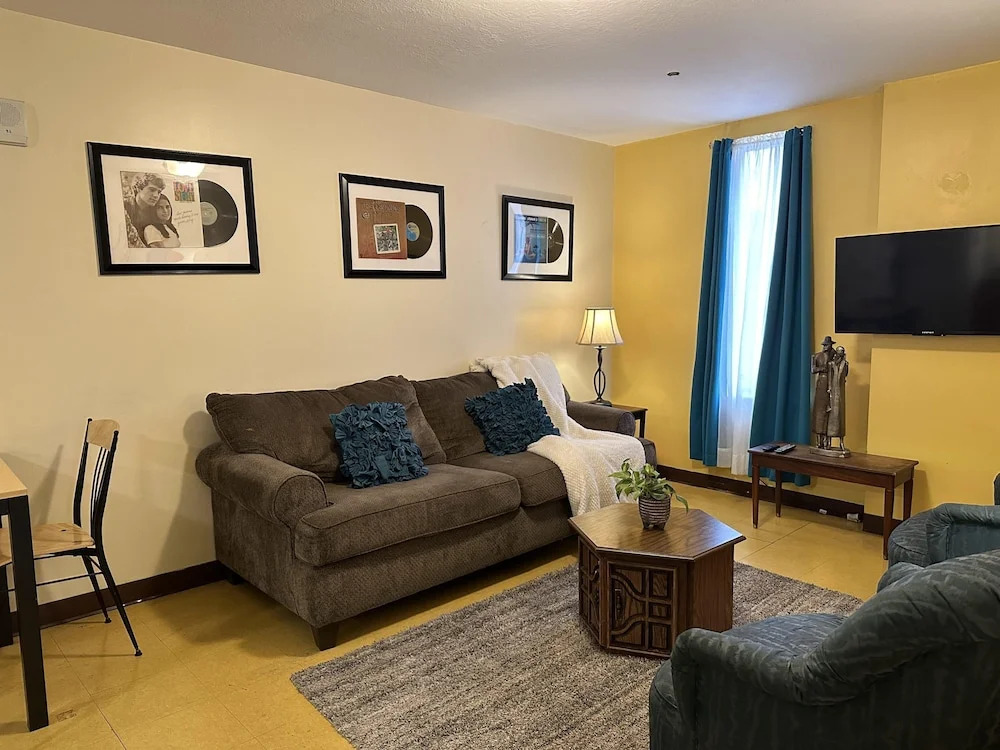 2 Bedroom Downtown Apt City Views Park Walk