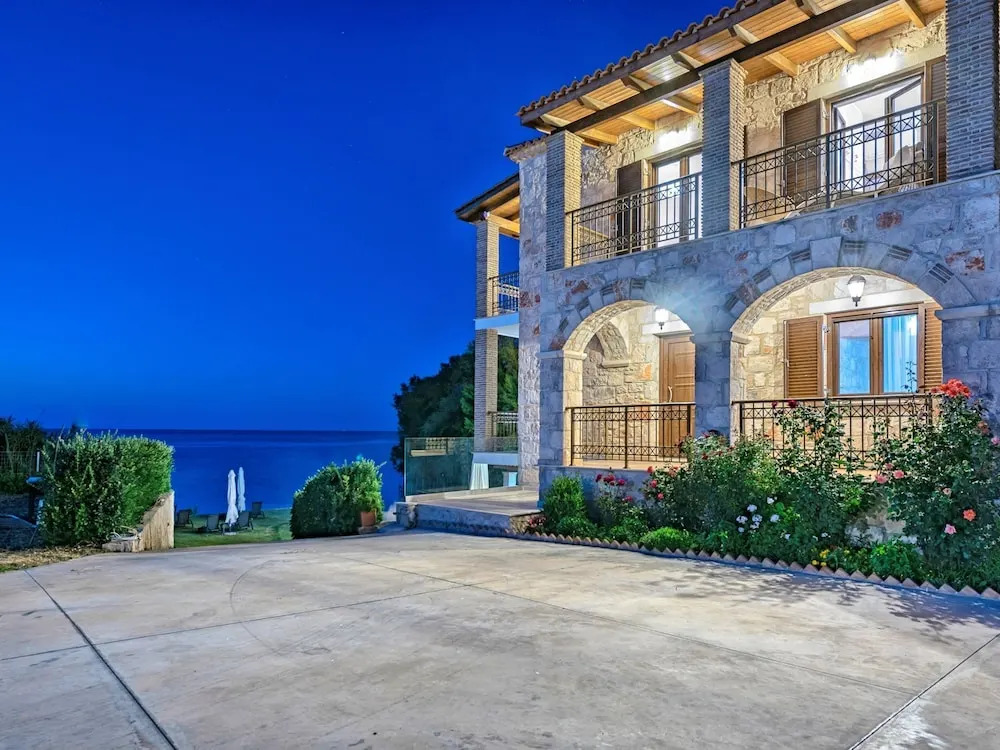 Luxurious Villa With Private Beach in Psarou Greece