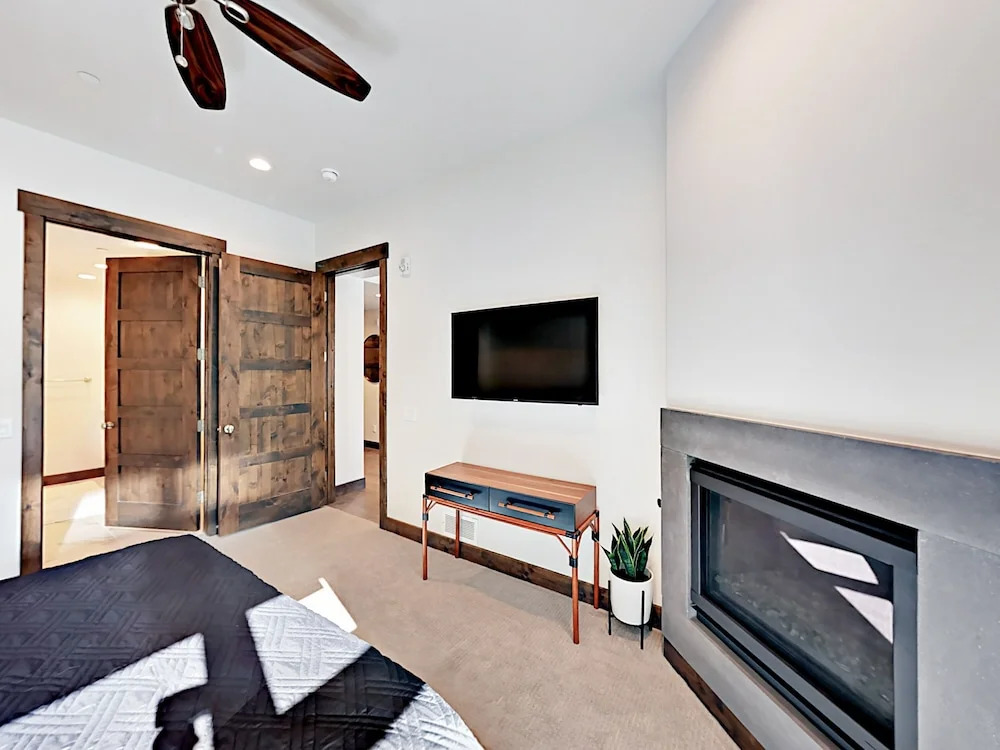 Blackstone Townhouse Unit #2A 2 Bedrooms 2.5 Bathrooms Townhouse