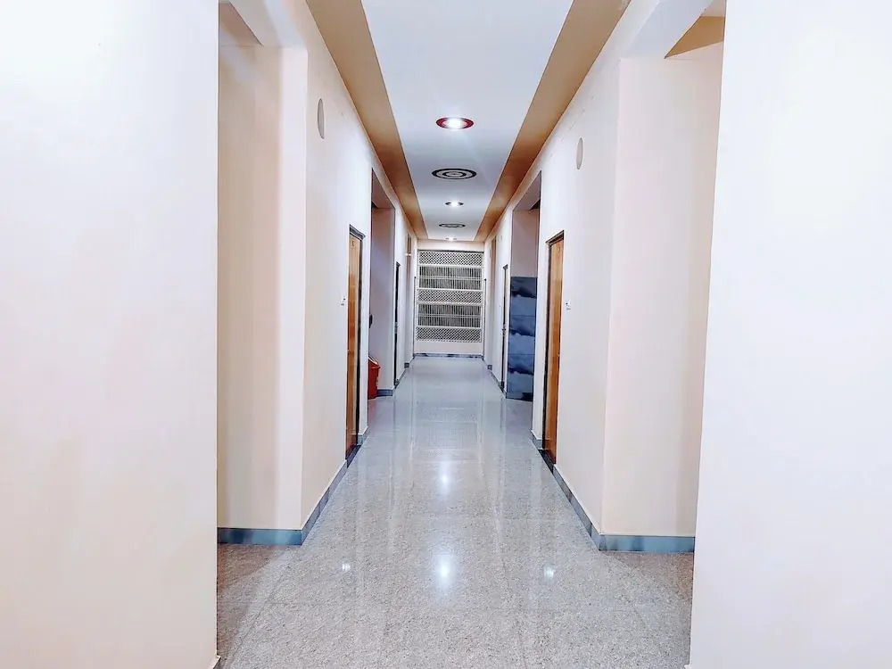 FabHotel Shree Venkatesh Nileyam - 300m from Ram Janam Bhumi