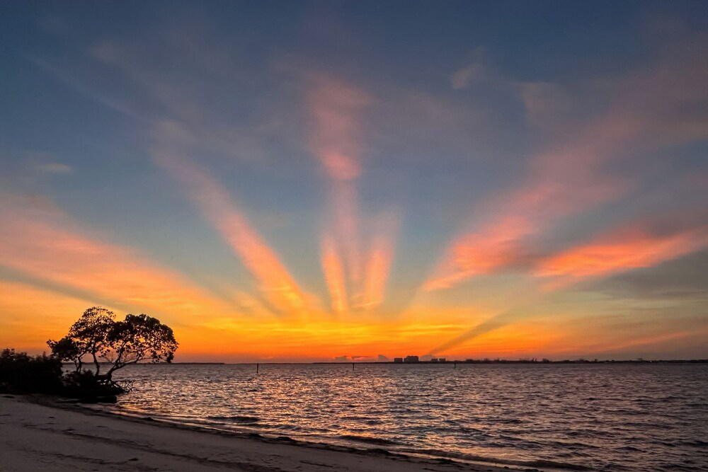 Private Beach & Pool Access! Fort Myers Getaway