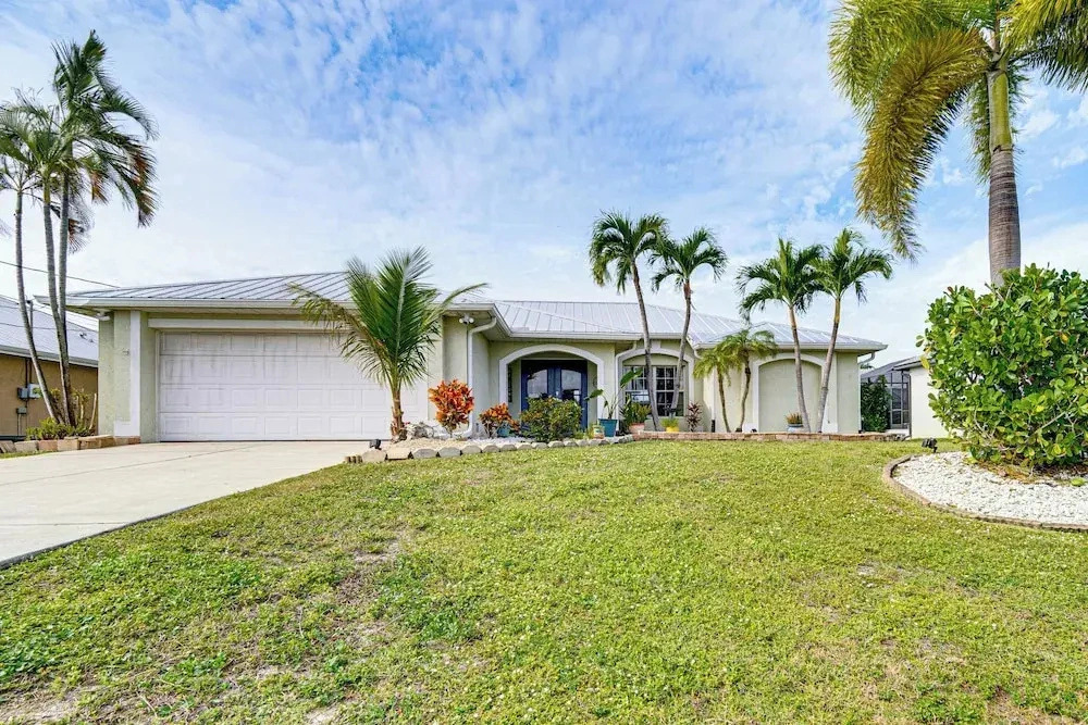 Poolside Lounge & Game Area: Cape Coral Retreat