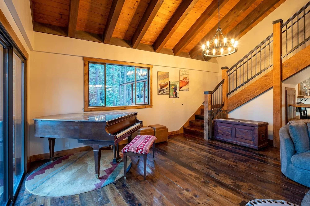 2 Blocks to Lake Tahoe! Group Gem w/ Hot Tub