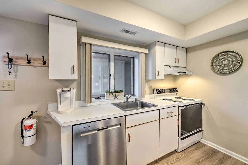 Brigantine Condo w/ Beach Access & Pool Views