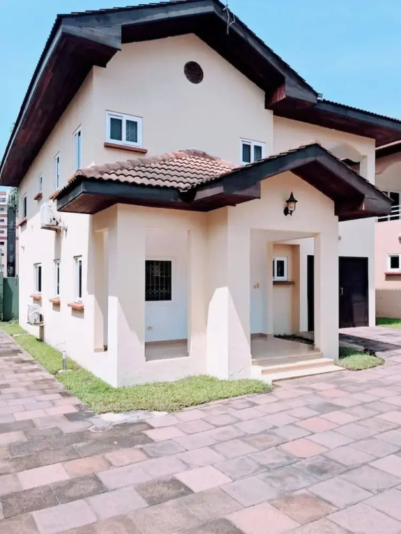Stylish 3 Bedroom House Near Airport & Marina Mall