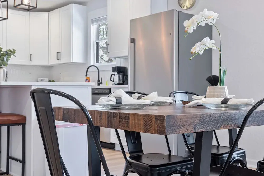Stylish & Spacious Comfort 4br/3ba Downtown Gem!