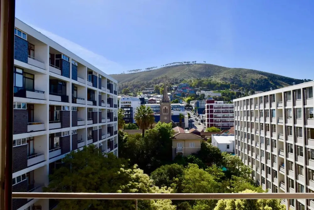 Sunny 2 Bedroom Apartment by The Company's Gardens