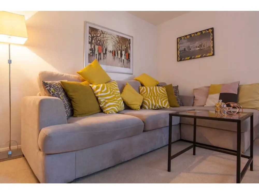 Spacious 2BR Modern Flat in London
