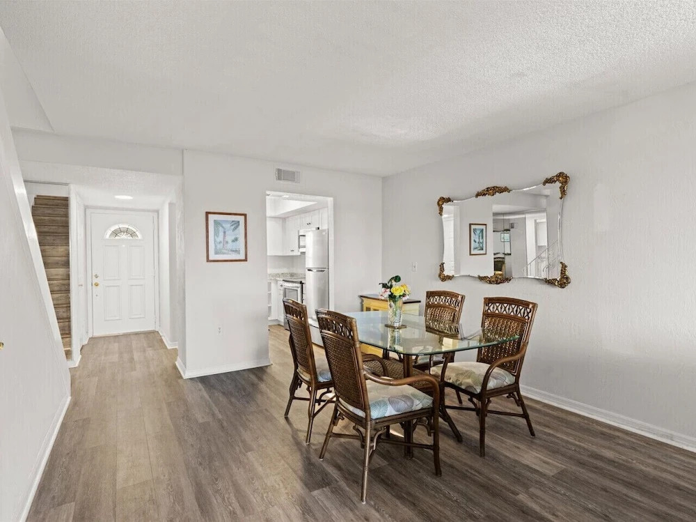 Yellow Sunshine Oceanfront Townhouse, Private Balcony Unit #2