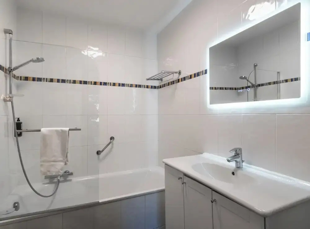 Les 15 Pins & La Mer -  Riviera Escape Apartments with Pool & Garden