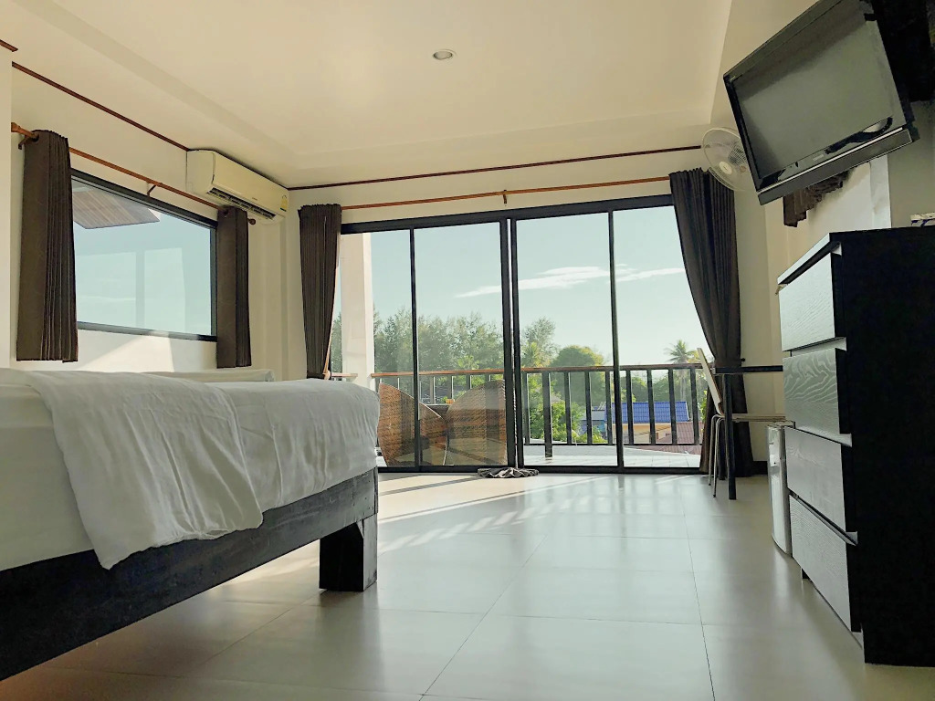 The Reef Hotel & Studios