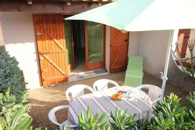 Jolie villa dangle pour 5 couchages, clim sejour, terrasse, parking dans residence securisee piscine commune 400m de la mer LRJP16