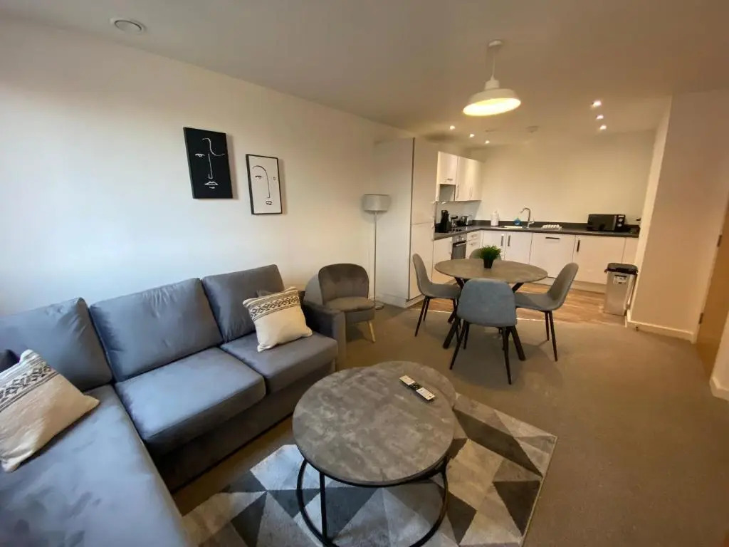 2 Bedroom, 2 Bathroom Modern Apartment close to Ocean Village, Free parking, Single or Double beds