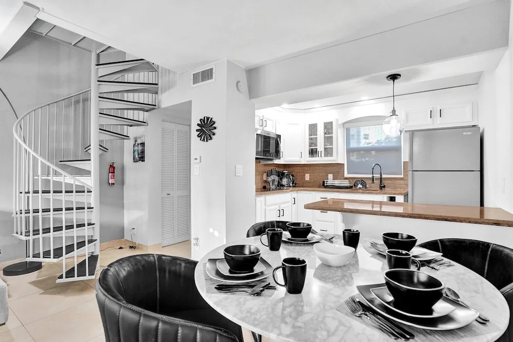 Bright Beachside Getaway