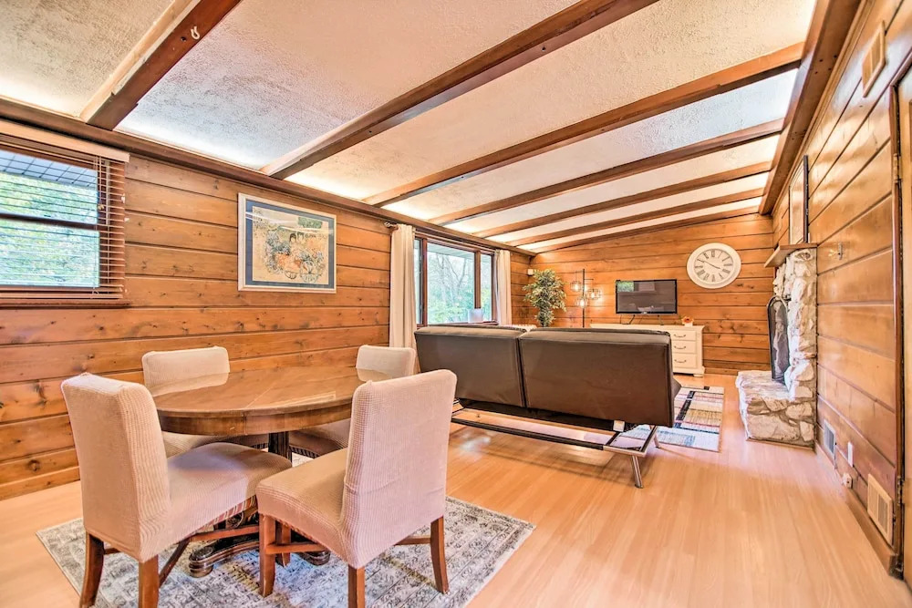 Fenced Yard: Fox River Grove Home, Dogs Welcome