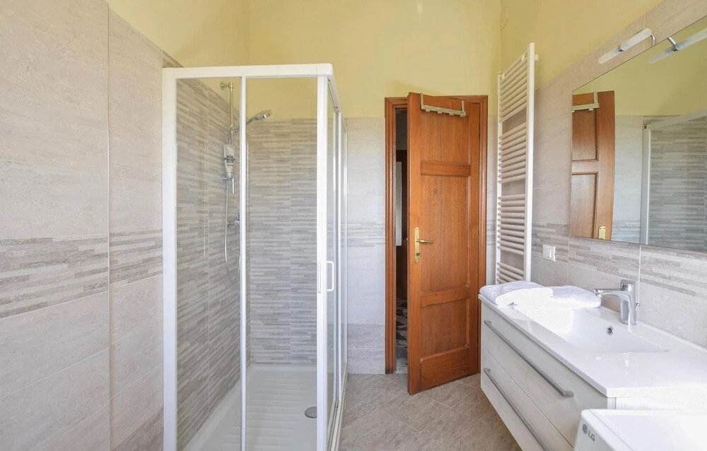 Beautiful Apartment in Piano di Mommio With Outdoor Swimming Pool, Wifi and 3 Bedrooms