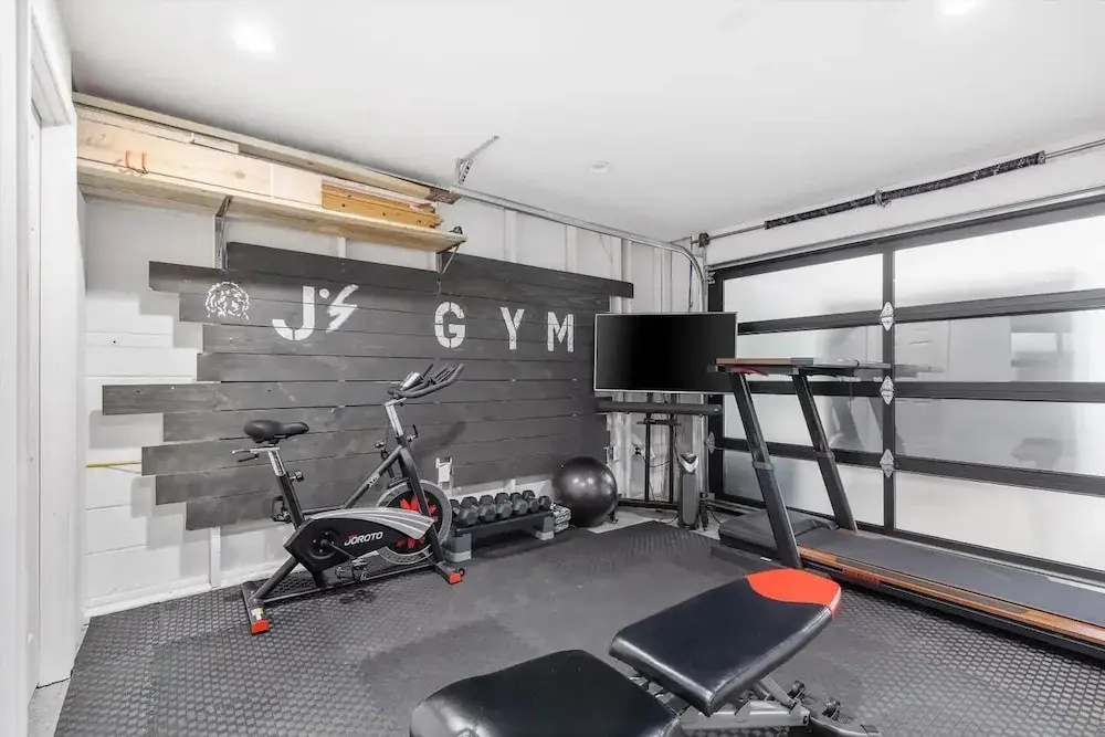 Luxury Clarendon 4-BR Homestay - McVeigh