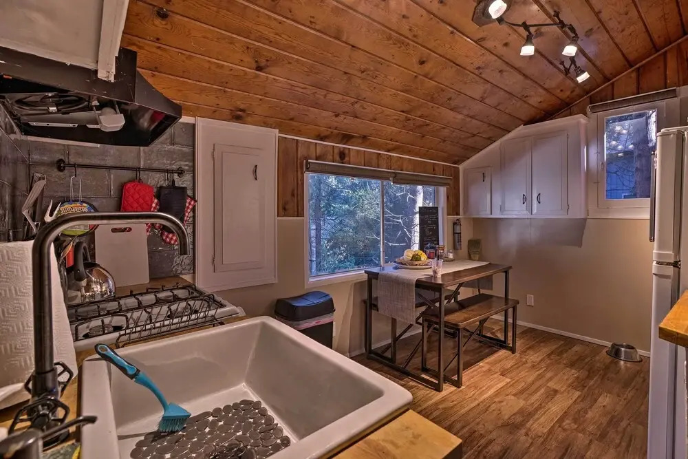 Cozy, Pet-friendly Mtn Cabin: 1 Mi to Lake Gregory