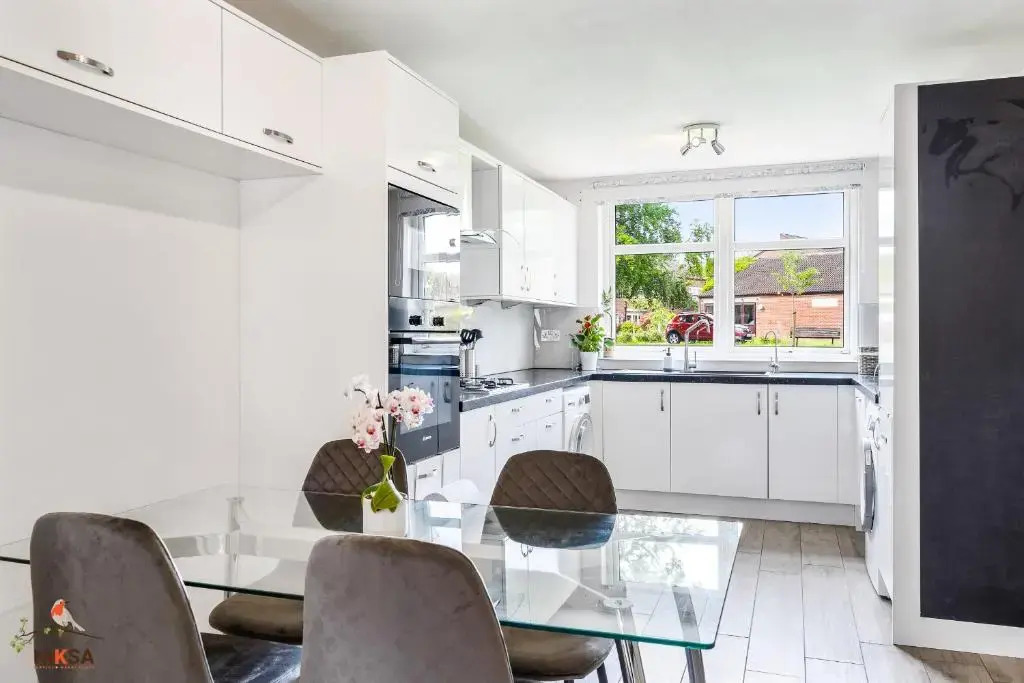 NIKSA Serviced Accommodation - 3 bedroom house