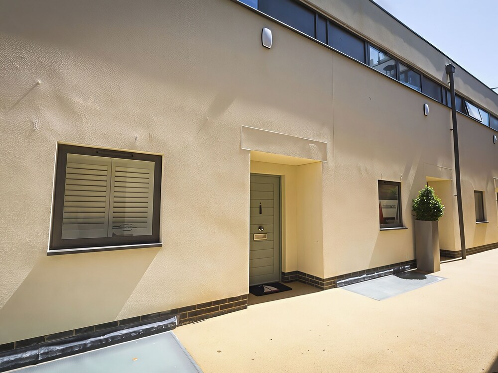 Villa 8, Estura