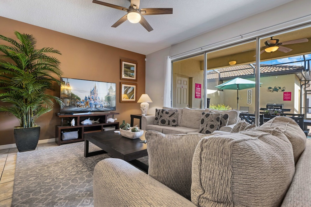 Townhome With Private Pool, BBQ & Free Waterpark!