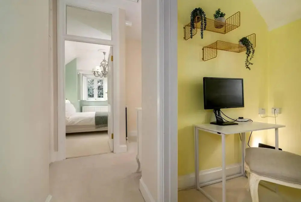 Classic Designer Beautiful 1 Bed Home With Parking