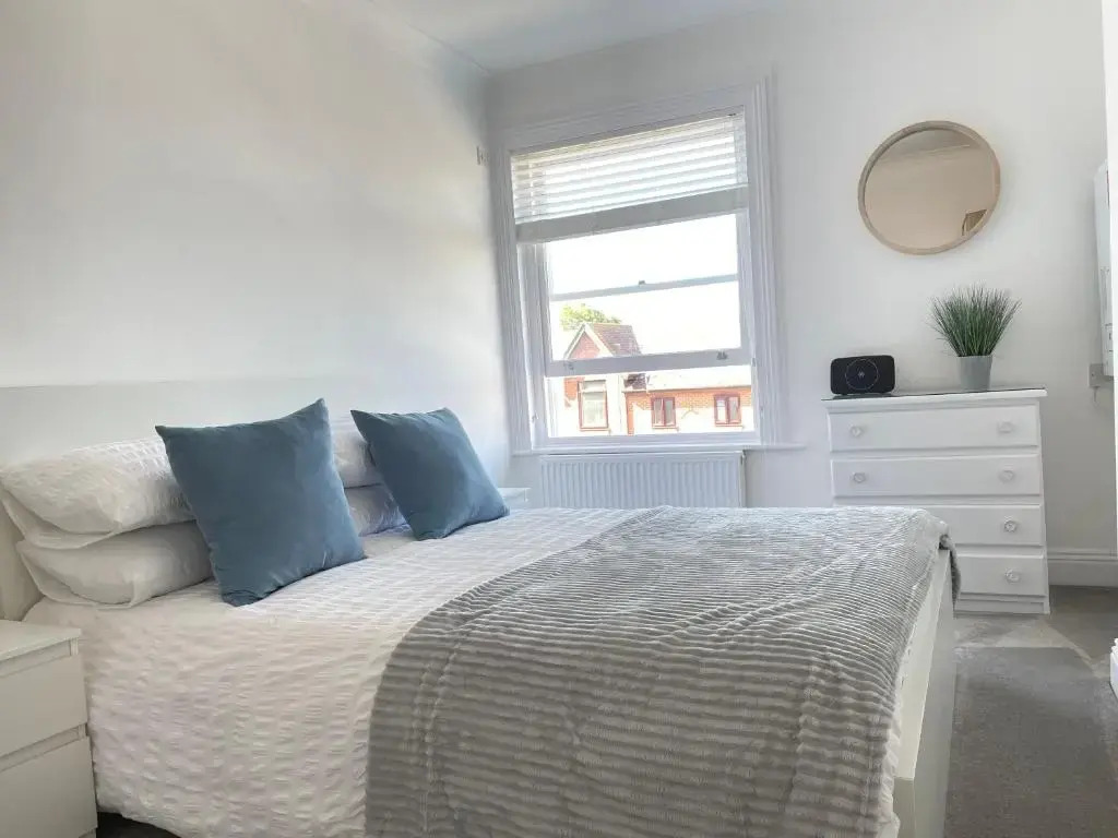 Light and airy 1 bedroom flat 700m from the Beach