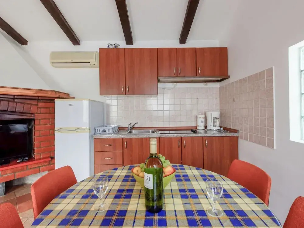 Nice Bungalow With Shared Swimming Pool and Enclosed Garden With Bbq, Pula 5 km Away