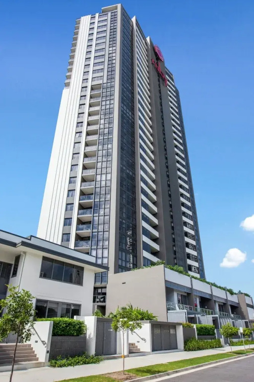 Surfers Paradise 1-bed With Stunning Views & Pool