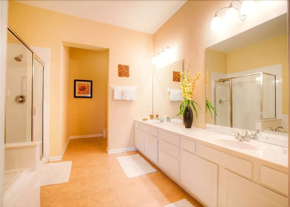 Top-Floor Luxurious LAKEVIEW Condo
