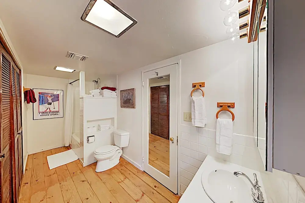 W/ Hot Tub, Boat Launch & Beach Access 3 Bedroom Home