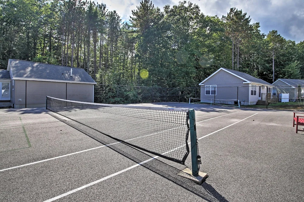 Wells Beach Cottage w/ Pool Access ~ 1 Mi to Coast