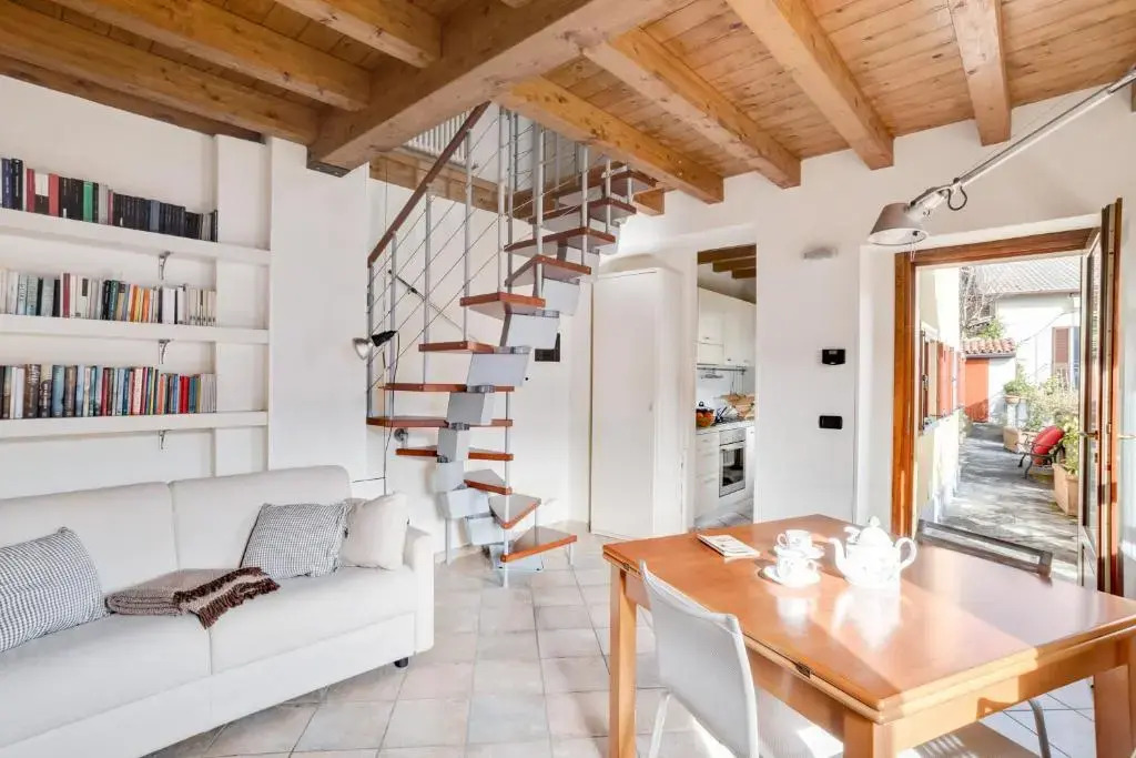 Design Apartment with Lake View!