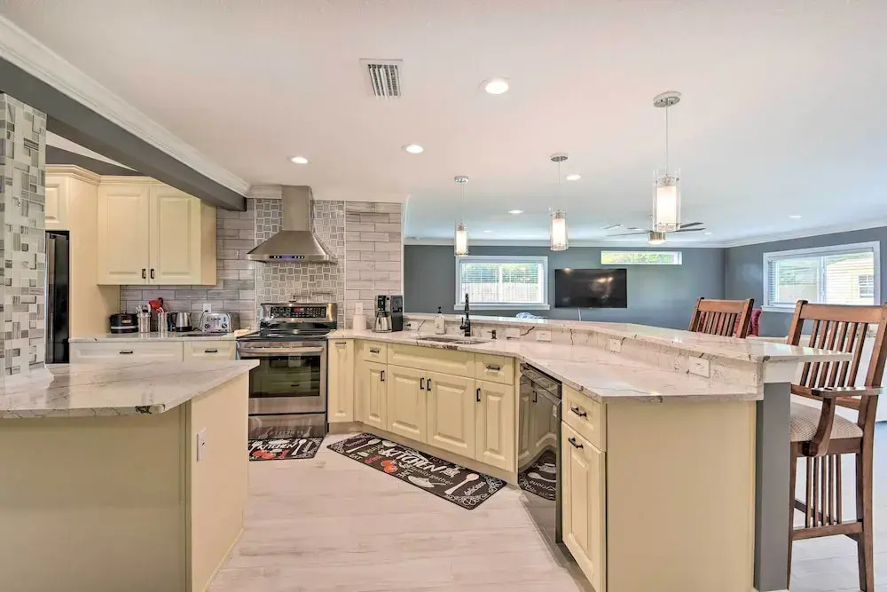 3 Mi to Dtwn Bradenton: Home w/ Yard!