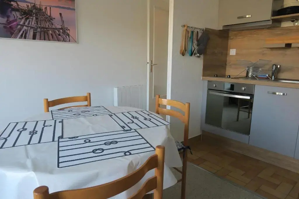 Appartement avec balcon à 20m de la plage de Trestraou à PERROS-GUIREC Ref 853
