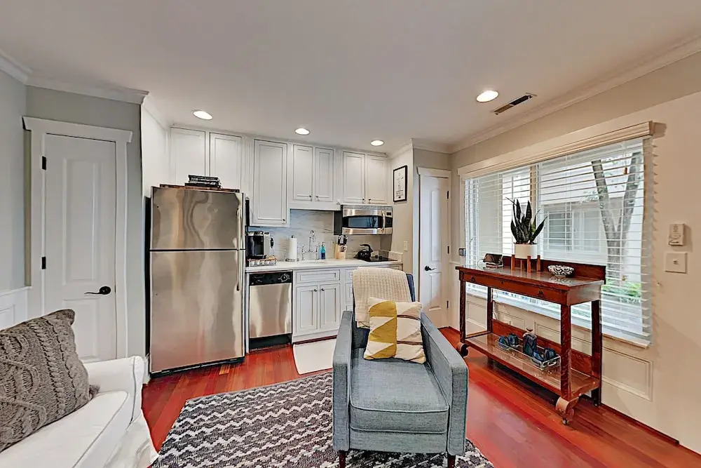 Super-chic Riverside - 2 Blocks From Water 1 Bedroom Condo