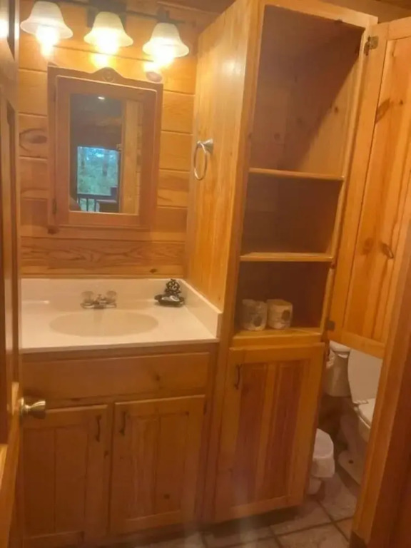 Ridgeview Retreat Seclude Cabin Includes Wifi, Cable, and Charcoal Grill by Redawning