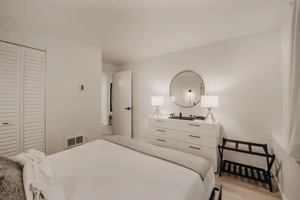64sw - Pets Ok - Wood Stove - Sleeps 4 1 Bedroom Condo by RedAwning
