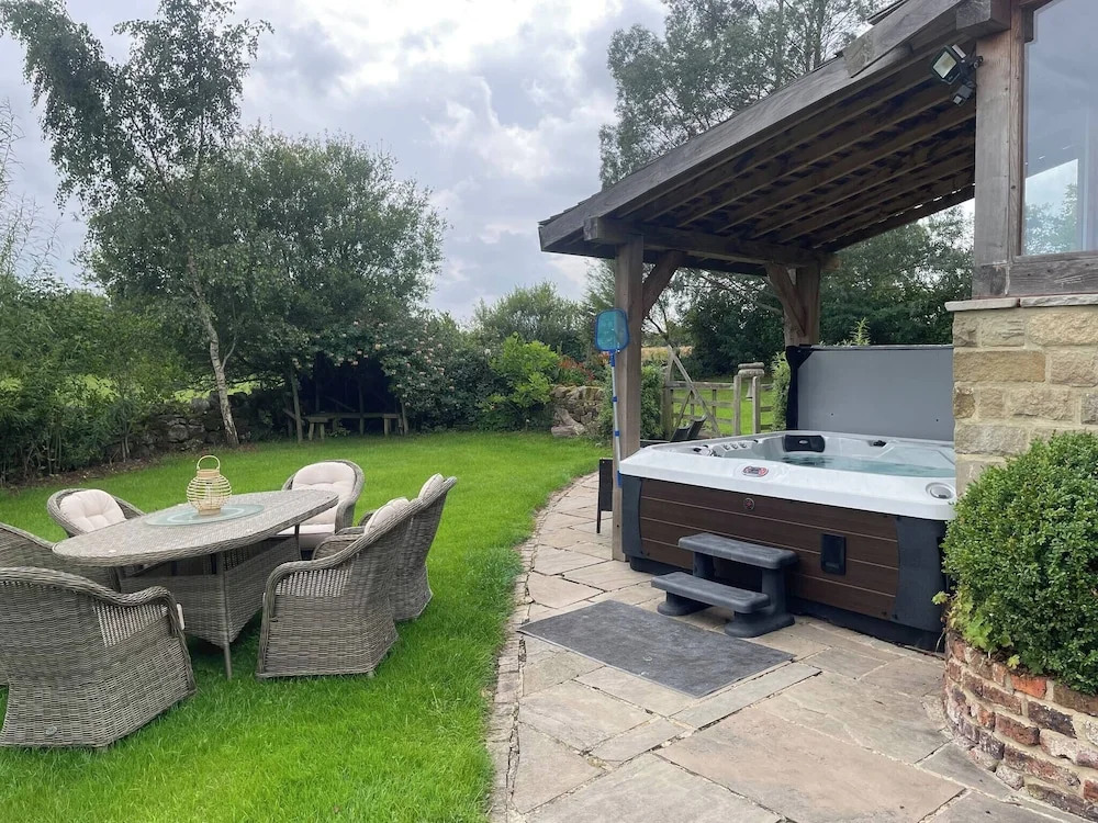 Meagill Farmhouse-hot tub Country