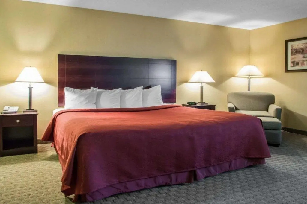 AmericInn by Wyndham Marshfield