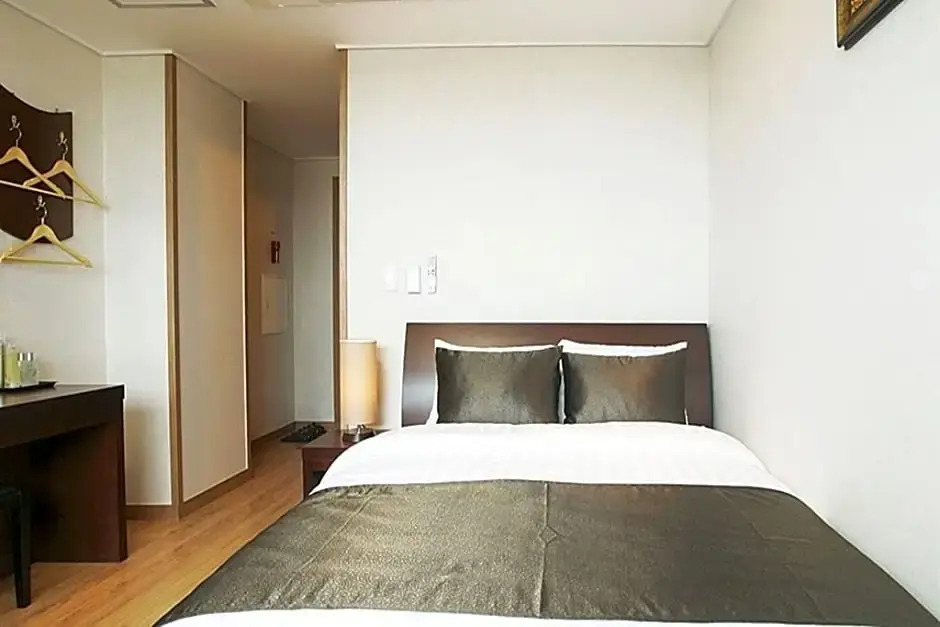 Iris Hotel
