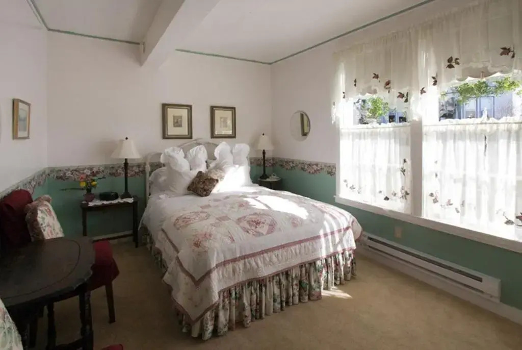 Headlands Inn Bed and Breakfast