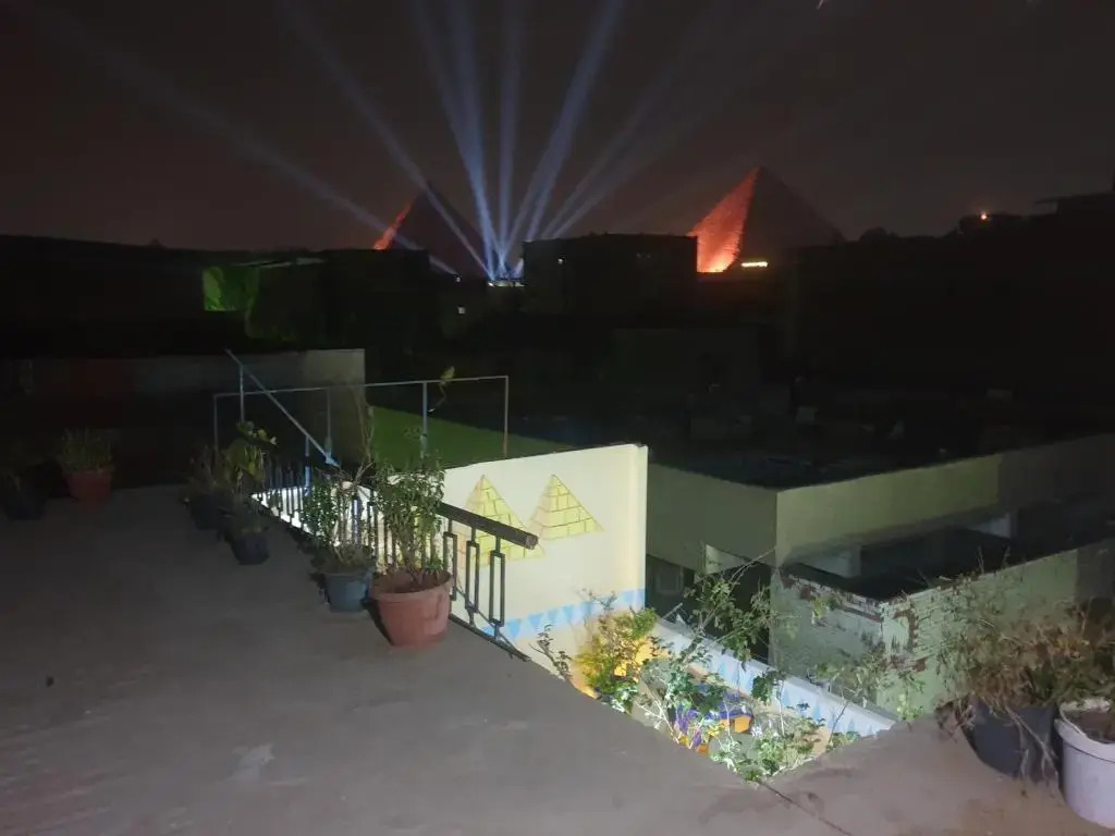 2 Jana Pyramids view inn