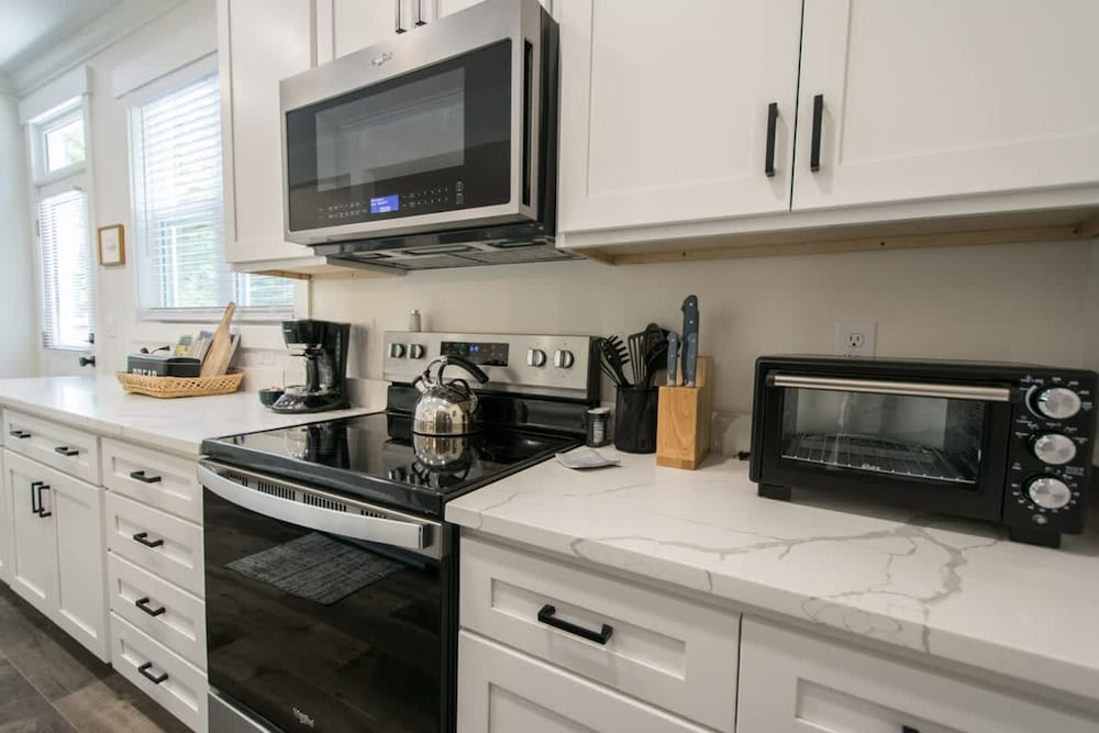 Charming 3BR w Balconies Walk to Flat Rock Playhouse