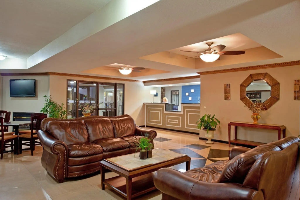 Holiday Inn Express and Suites Three Rivers by IHG