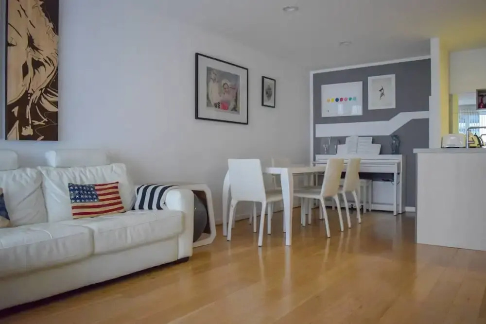 Modern 2 Bedroom Apartment with Balcony On The Canal